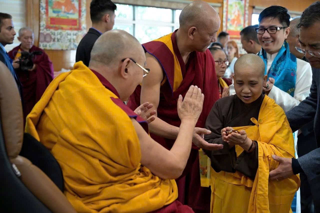Nhân duyên thù thắng diện kiến đảnh lễ Đức Thánh Datlailama 14